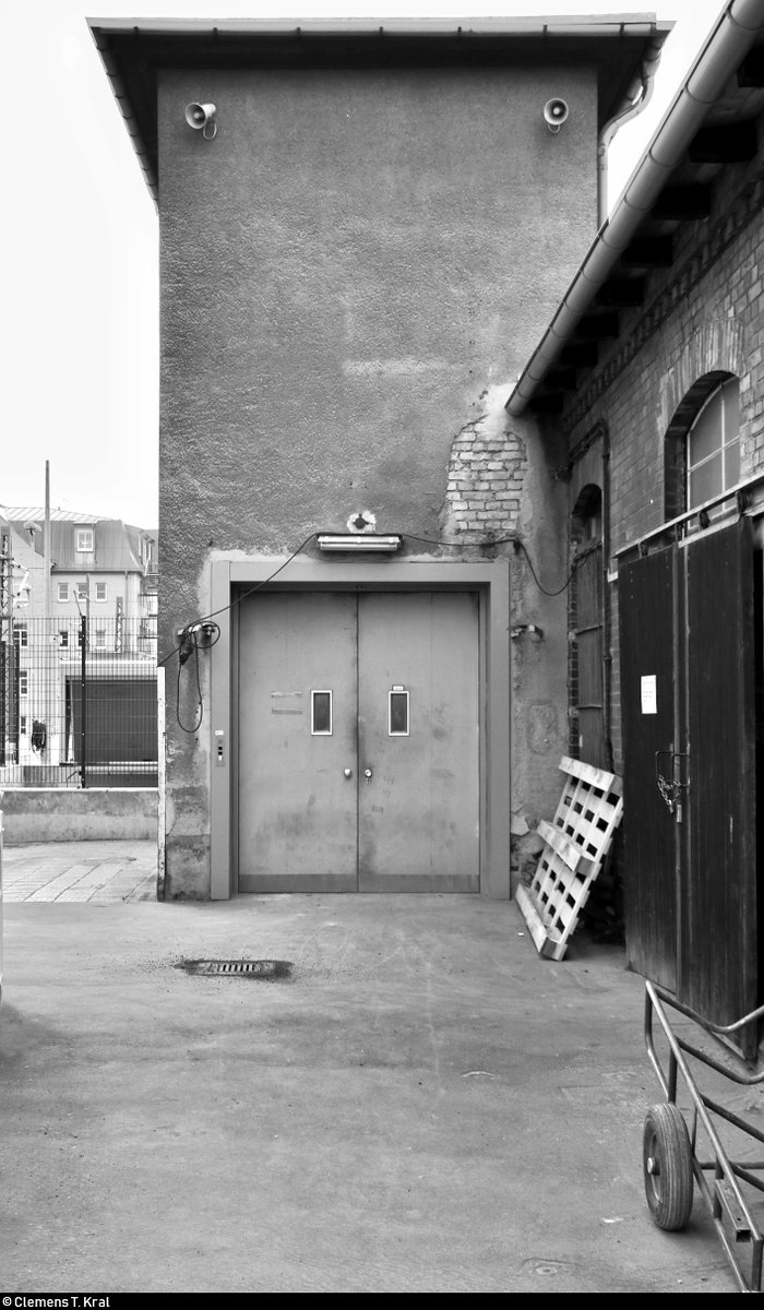 Die neue Westseite in Halle(Saale)Hbf: ein Rundgang (Bild 10)
***
Am ersten Adventssonntag wurden im Knoten Halle (Saale) die Bahnsteige 4/5 und 6/7 samt neuem Sanitärbereich und denkmalgerecht rekonstruierten Arkaden feierlich wiedereröffnet. In einer kleinen virtuellen Führung möchte ich Euch die modernisierten Anlagen vorstellen.

Nicht alle alten Bahnhofsanlagen wurden (bisher) dem Erdboden gleich gemacht; es finden sich noch wenige Relikte aus vergangenen Zeiten.
Ein gutes Beispiel ist hierfür der Aufzug zum sogenannten Medien- und Wirtschaftstunnel, liebevoll auch als  Rattengang  bezeichnet. Nun wurde der Tunnel ebenfalls modernisiert, weshalb ich hoffe, dass Bahnmitarbeiter sich dort unten nicht mehr ekeln müssen. ;)
Ob und ggf. inwieweit dieser Aufzug noch genutzt wird, kann ich nicht genau sagen.

Ein Bild vom Baustellenfest im Oktober 2018 zeigt den Tunnel-Neubau:
https://www.bahnbilder.de/bild/deutschland~bahnhoefe-f---k~halle-saale/1144590/anlaesslich-des-baustellenfests-in-hallesaalehbf-konnten.html

[1.12.2019 | 15:30 Uhr]