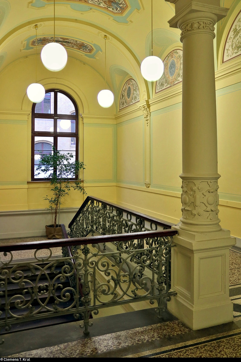 Die neue Westseite in Halle(Saale)Hbf: ein Rundgang (Bild 12)
***
Am ersten Adventssonntag wurden im Knoten Halle (Saale) die Bahnsteige 4/5 und 6/7 samt neuem Sanitärbereich und denkmalgerecht rekonstruierten Arkaden feierlich wiedereröffnet. In einer kleinen virtuellen Führung möchte ich Euch die modernisierten Anlagen vorstellen.

Nutzen wir die Möglichkeit aus gegebenem Anlass und machen einen kleinen Abstecher in den Teil des Empfangsgebäudes, den sonst nur Bahnpersonal, Händler und die Bundespolizei betreten dürfen.
Das Gebäude, seit der Eröffnung am 8.10.1890 bestehend, erweckt einen sehr gepflegten Eindruck. Man beachte die Säule sowie die Ornamente an Wand und Treppengeländer.
Die Aufnahme entstand in Begleitung eines DB-Mitarbeiters.

[1.12.2019 | 15:34 Uhr]