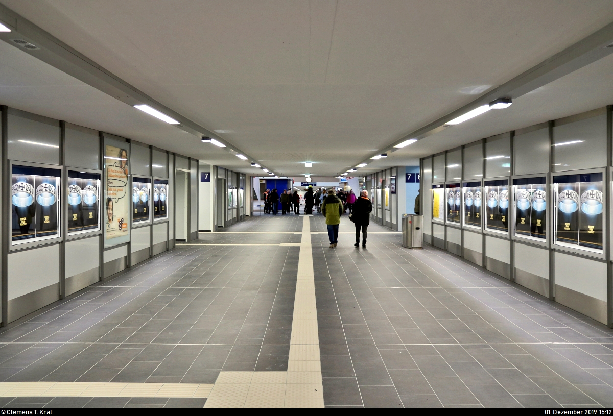 Die neue Westseite in Halle(Saale)Hbf: ein Rundgang (Bild 14)
***
Am ersten Adventssonntag wurden im Knoten Halle (Saale) die Bahnsteige 4/5 und 6/7 samt neuem Sanitärbereich und denkmalgerecht rekonstruierten Arkaden feierlich wiedereröffnet. In einer kleinen virtuellen Führung möchte ich Euch die modernisierten Anlagen vorstellen.

Gehen wir aus den Räumlichkeiten für (Bahn-)Personal und betreten, nach ein paar Schritten durch die Kuppelhalle des Empfangsgebäudes, die neue Personenunterführung mit den Zugängen zu Bahnsteig 4/5 und 6/7.
Diese besticht nun durch mehr Helligkeit. Weißes LED-Licht ersetzte die vormals blaue Beleuchtung.
Hier ein Bild aus vergangenen Tagen:
https://www.bahnbilder.de/bild/deutschland~bahnhoefe-f---k~halle-saale/1056835/blick-auf-den-hier-noch-zugaenglichen.html

Wie man sieht, blieb hier ebenfalls kein Stein auf dem anderen. Selbst die Gleisbettträger, welche sich über der Decke befinden, mussten im gesamten Bahnhofsbereich komplett erneuert werden. Deren maroder Zustand wurde erst bei Beginn der Bauarbeiten auf der Ostseite im Dezember 2015 festgestellt. Ohne diese Maßnahme hätte die Bauzeit pro Seite nur ein statt zwei Jahre betragen.
Auf diesem Bild lässt sich das Geschehen recht gut nachvollziehen:
https://www.bahnbilder.de/bild/deutschland~bahnhoefe-f---k~halle-saale/1144171/anlaesslich-des-baustellenfests-in-hallesaalehbf-konnten.html

[1.12.2019 | 15:12 Uhr]
