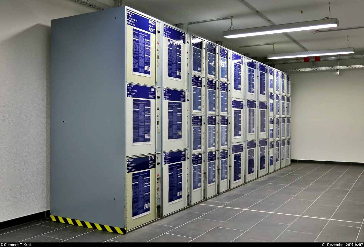 Die neue Westseite in Halle(Saale)Hbf: ein Rundgang (Bild 15)
***
Am ersten Adventssonntag wurden im Knoten Halle (Saale) die Bahnsteige 4/5 und 6/7 samt neuem Sanitärbereich und denkmalgerecht rekonstruierten Arkaden feierlich wiedereröffnet. In einer kleinen virtuellen Führung möchte ich Euch die modernisierten Anlagen vorstellen.

In der auf dem vorherigen Bild gezeigten Personenunterführung findet man jetzt außerdem einen Raum mit neuen Gepäckschließfächern.
Neben der Treppe zu Bahnsteig 8/9 befinden sich weitere Schließfachschränke. Diese existieren seit der Eröffnung der Ostseite im November 2017.

[1.12.2019 | 16:07 Uhr]