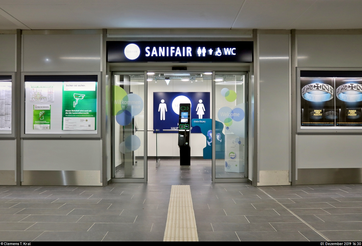 Die neue Westseite in Halle(Saale)Hbf: ein Rundgang (Bild 16)
***
Am ersten Adventssonntag wurden im Knoten Halle (Saale) die Bahnsteige 4/5 und 6/7 samt neuem Sanitärbereich und denkmalgerecht rekonstruierten Arkaden feierlich wiedereröffnet. In einer kleinen virtuellen Führung möchte ich Euch die modernisierten Anlagen vorstellen.

Des Weiteren hat der Hauptbahnhof eine neue Sanitäranlage spendiert bekommen. Damit ist mit der Container-Lösung auf dem Hans-Dietrich-Genscher-Platz (Bahnhofsvorplatz) nach zwei Jahren endlich Schluss.
Wie man es von Sanifair kennt, bezahlt man für die WC-Benutzung 1,00 € und erhält einen Gutschein für teilnehmende Geschäfte in Bahnhöfen der Deutschen Bahn in Höhe von 0,50 €.

[1.12.2019 | 16:30 Uhr]
