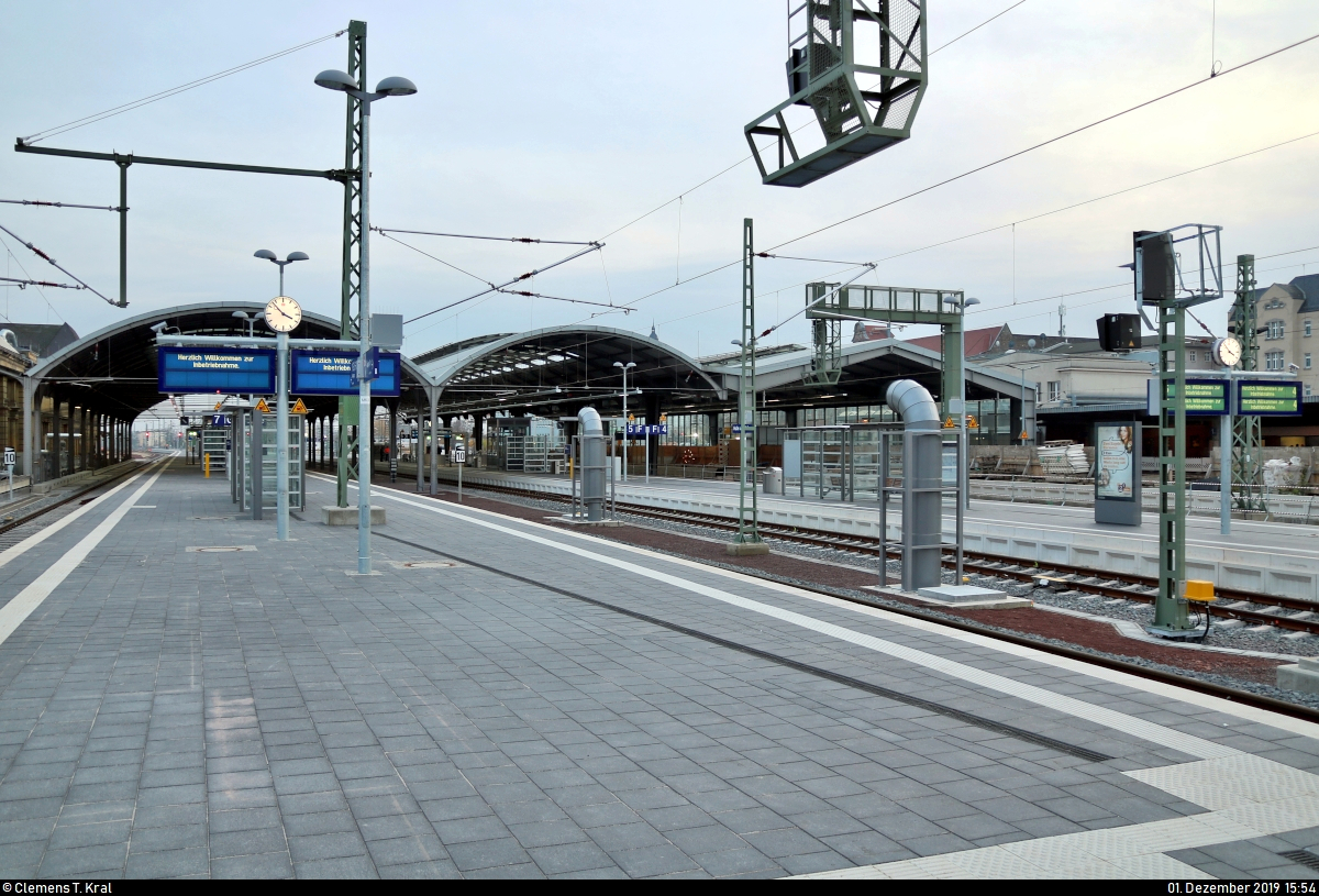 Die neue Westseite in Halle(Saale)Hbf: ein Rundgang (Bild 21)
***
Am ersten Adventssonntag wurden im Knoten Halle (Saale) die Bahnsteige 4/5 und 6/7 samt neuem Sanitärbereich und denkmalgerecht rekonstruierten Arkaden feierlich wiedereröffnet. In einer kleinen virtuellen Führung möchte ich Euch die modernisierten Anlagen vorstellen.

Vom nördlichen Ende des Bahnsteigs 6/7 aus hat man einen Gesamtüberblick der beiden neu eröffneten Bahnsteige.
Bemerkenswert ist, dass zwischen Gleis 5 und 6 Abluftrohre einzelner Geschäfte installiert wurden, befinden sich doch direkt unter uns die Arkaden.

[1.12.2019 | 15:54 Uhr]