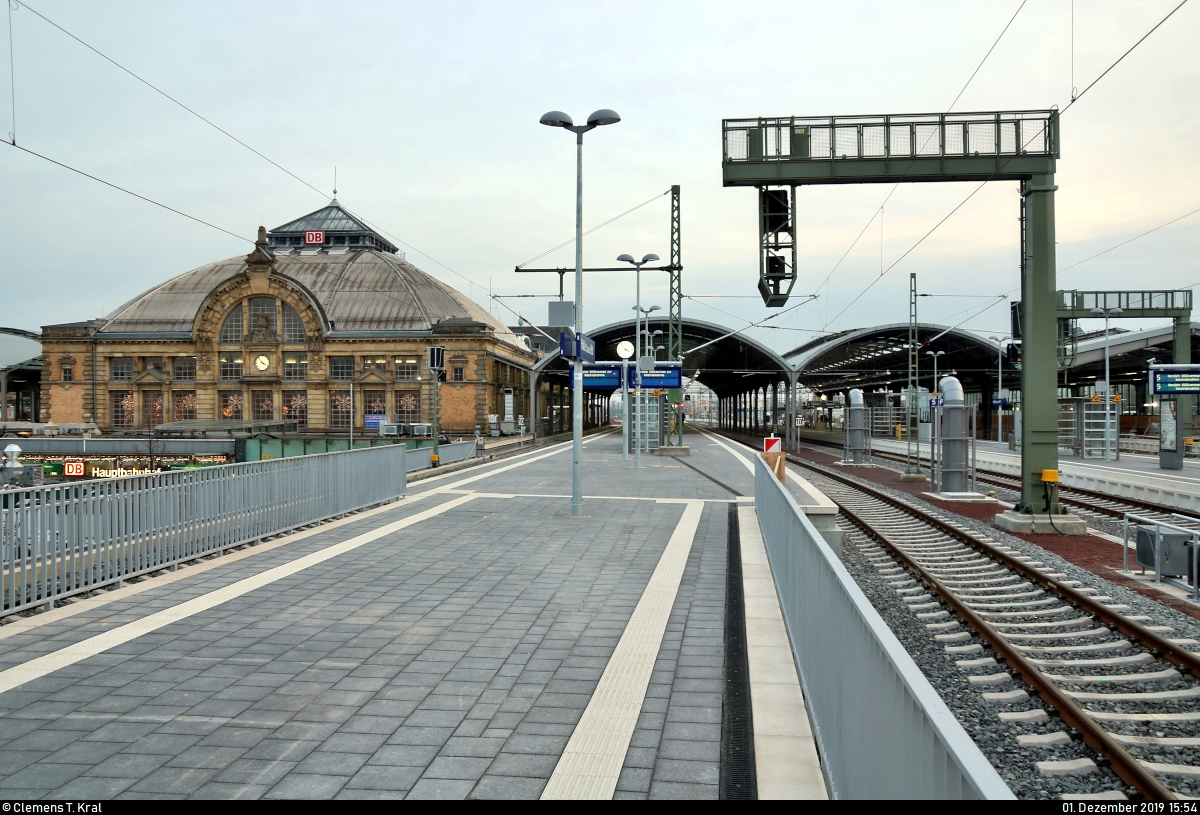 Die neue Westseite in Halle(Saale)Hbf: ein Rundgang (Bild 22)
***
Am ersten Adventssonntag wurden im Knoten Halle (Saale) die Bahnsteige 4/5 und 6/7 samt neuem Sanitärbereich und denkmalgerecht rekonstruierten Arkaden feierlich wiedereröffnet. In einer kleinen virtuellen Führung möchte ich Euch die modernisierten Anlagen vorstellen.

Geht man weiter Richtung Ausgang Delitzscher Straße, sind sowohl der Bahnsteig 6/7 als auch das Empfangsgebäude des Inselbahnhofs in vollem Umfang erkennbar.

[1.12.2019 | 15:54 Uhr]