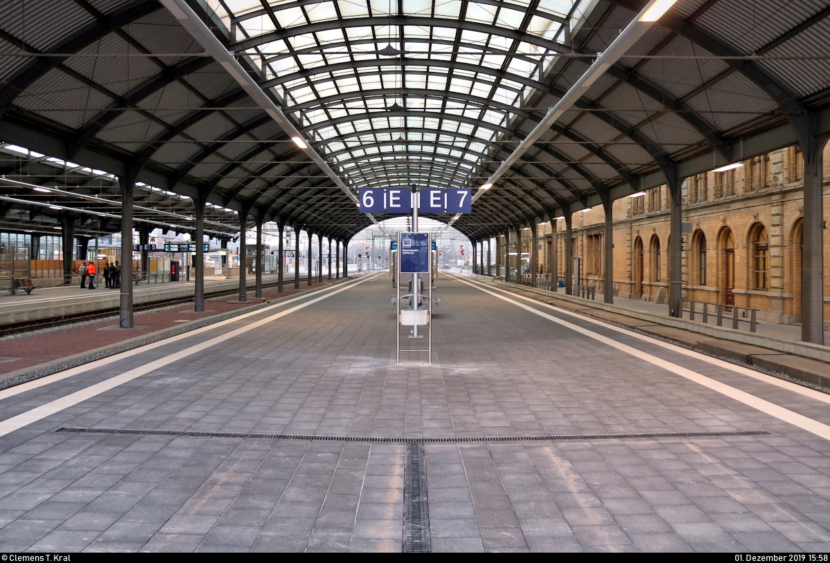 Die neue Westseite in Halle(Saale)Hbf: ein Rundgang (Bild 25)
***
Am ersten Adventssonntag wurden im Knoten Halle (Saale) die Bahnsteige 4/5 und 6/7 samt neuem Sanitärbereich und denkmalgerecht rekonstruierten Arkaden feierlich wiedereröffnet. In einer kleinen virtuellen Führung möchte ich Euch die modernisierten Anlagen vorstellen.

Blick auf den Bahnsteig 6/7 unterhalb der Bahnsteighalle. An diesem befinden sich die beiden Gleise der Bahnstrecke Berlin–Halle (KBS 250) als Teil der Neu- und Ausbaustrecke München–Berlin (VDE 8), weshalb dort hauptsächlich der Fernverkehr halten soll, d.h. ICE Richtung Berlin, Frankfurt und München.
Der vor uns befindliche Raucherbereich erhält erst in den nächsten Tagen seine gelbe Markierung.

[1.12.2019 | 15:58 Uhr]