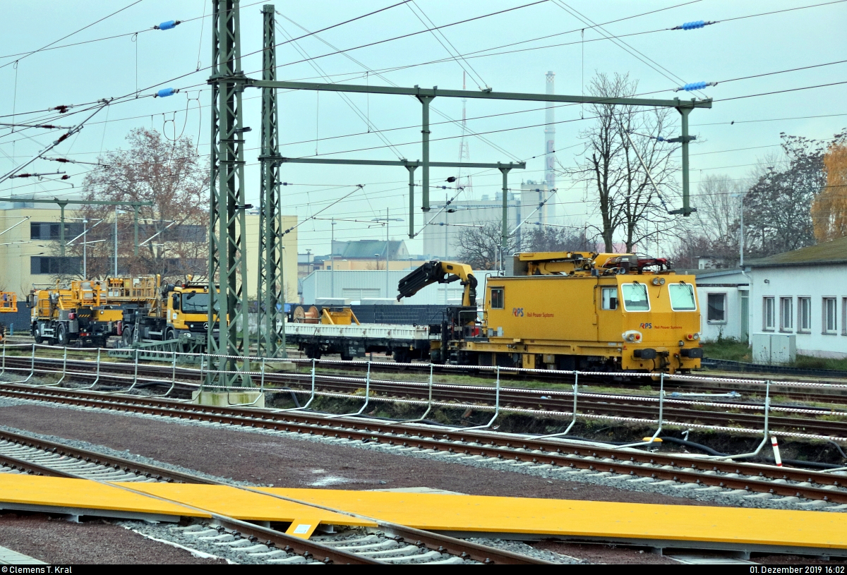 Die neue Westseite in Halle(Saale)Hbf: ein Rundgang (Bild 31)
***
Am ersten Adventssonntag wurden im Knoten Halle (Saale) die Bahnsteige 4/5 und 6/7 samt neuem Sanitärbereich und denkmalgerecht rekonstruierten Arkaden feierlich wiedereröffnet. In einer kleinen virtuellen Führung möchte ich Euch die modernisierten Anlagen vorstellen.

Gelb, soweit das Auge reicht:

Mit der Inbetriebnahme der Westseite (Gleise 4–7) am 2.12.2019 gegen 4:00 Uhr beginnt der Umbau auf den letzten drei Gleisen (Gleise 1–3, ehem. 1a, 1 und 2), die, außer Gleis 3, bisher noch aus Kapazitätsgründen von Zügen angefahren wurden. Bis zum Februar 2021 sollen die Arbeiten am Hauptbahnhof dann abgeschlossen sein.
Am Tag der feierlichen Eröffnung haben sich dafür schon einige Baufahrzeuge im südlichen Gleisvorfeld positioniert, so u.a. ein Motorturmwagen (MTW | NVR-Nummer nicht bekannt) der Rail Power Systems GmbH (RPS).

Im Vordergrund sind im Übrigen gelbe Profile für Rettungsfahrzeuge verlegt worden, damit diese, kommend von der Ernst-Kamieth-Straße, während eines Einsatzes zur freien Fläche zwischen Ost- und Westseite gelangen können.

Aufgenommen am Ende des Bahnsteigs 6/7.

[1.12.2019 | 16:02 Uhr]