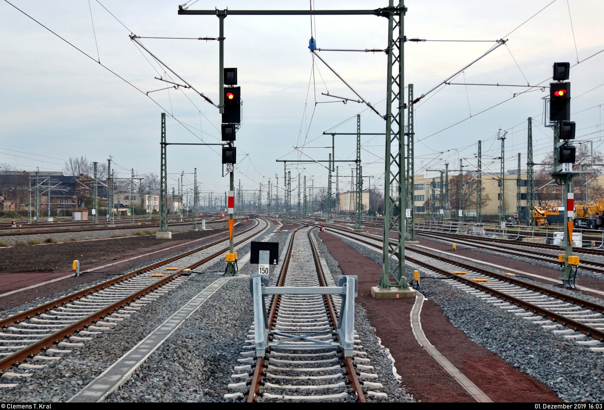 Die neue Westseite in Halle(Saale)Hbf: ein Rundgang (Bild 32)
***
Am ersten Adventssonntag wurden im Knoten Halle (Saale) die Bahnsteige 4/5 und 6/7 samt neuem Sanitärbereich und denkmalgerecht rekonstruierten Arkaden feierlich wiedereröffnet. In einer kleinen virtuellen Führung möchte ich Euch die modernisierten Anlagen vorstellen.

Zwischen den Gleisen 6 und 7 ist südlich des Bahnsteigs ein neues kurzes Stumpfgleis entstanden. Es hört auf den Namen Gleis 150.
Aufgenommen am Ende des Bahnsteigs 6/7.

[1.12.2019 | 16:03 Uhr]