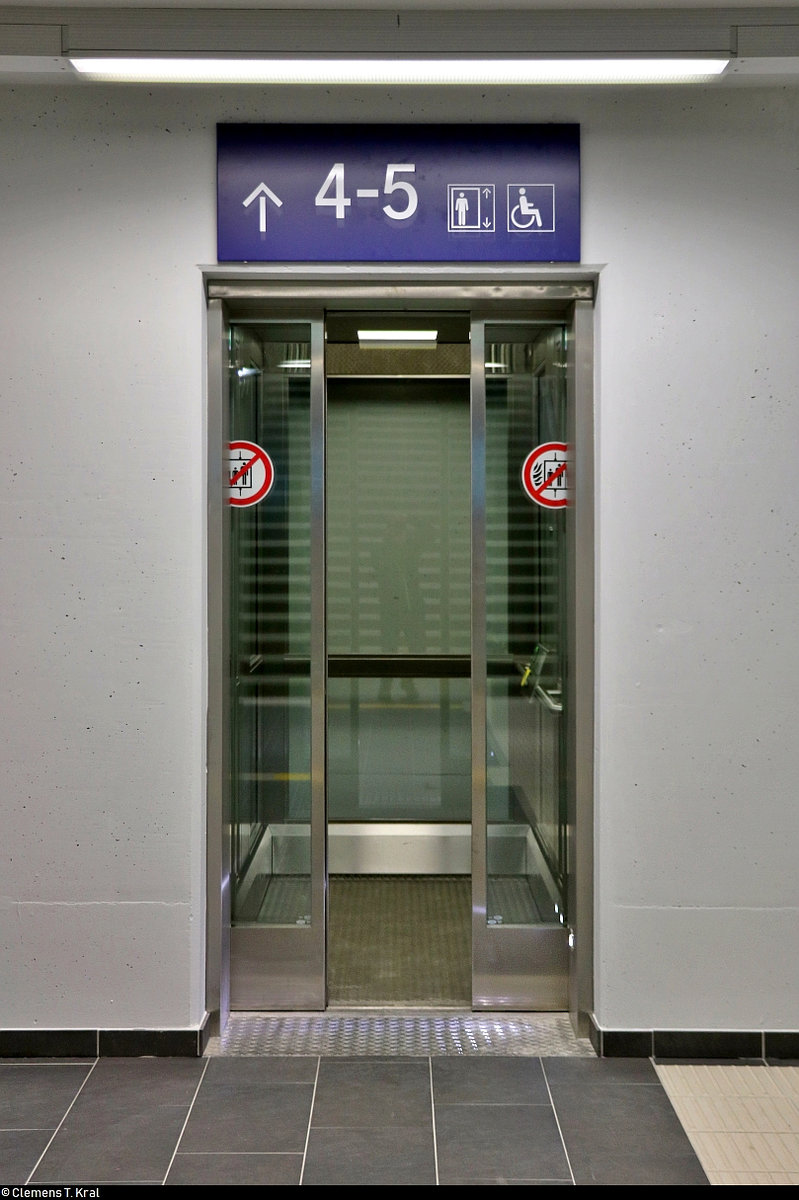 Die neue Westseite in Halle(Saale)Hbf: ein Rundgang (Bild 34)
***
Am ersten Adventssonntag wurden im Knoten Halle (Saale) die Bahnsteige 4/5 und 6/7 samt neuem Sanitärbereich und denkmalgerecht rekonstruierten Arkaden feierlich wiedereröffnet. In einer kleinen virtuellen Führung möchte ich Euch die modernisierten Anlagen vorstellen.

Alle technischen Einrichtungen scheinen zu funktionieren, doch wie so oft, machen einem dann die Aufzüge einen Strich durch die Rechnung.
Nehmen wir zum Bahnsteig 4/5 also den Treppenaufgang, der mit seinen bunten Seitenwänden ohnehin interessanter wirkt...

[1.12.2019 | 16:08 Uhr]