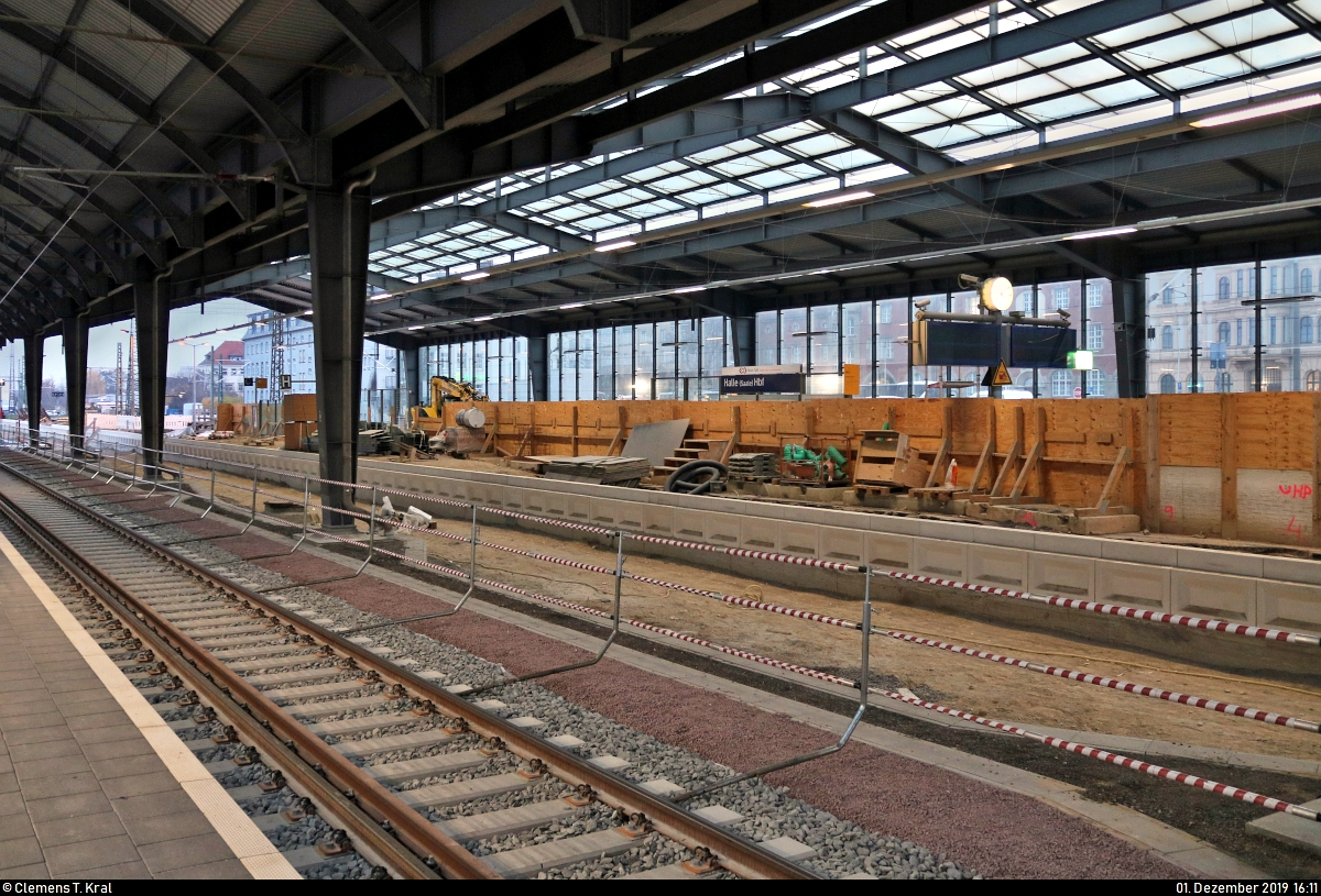 Die neue Westseite in Halle(Saale)Hbf: ein Rundgang (Bild 39)
***
Am ersten Adventssonntag wurden im Knoten Halle (Saale) die Bahnsteige 4/5 und 6/7 samt neuem Sanitärbereich und denkmalgerecht rekonstruierten Arkaden feierlich wiedereröffnet. In einer kleinen virtuellen Führung möchte ich Euch die modernisierten Anlagen vorstellen.

Angekommen auf dem Bahnsteig 4/5, fällt einem Baustelle auf den Gleisen 1 bis 3 (ehem. 1a, 1 und 2) sofort ins Auge. Während auf Gleis 3 bereits seit zwei Jahren keine Züge fahren und die Bahnsteigkante erneuert wurde, können die Bauarbeiten auf den noch bis vor wenigen Tagen in Betrieb befindlichen Gleisen 1 und 2 am morgigen 2.12. starten.
Bis zum Februar 2021 soll dann die gesamte Westseite und damit der Hauptbahnhof vollständig modernisiert sein.

[1.12.2019 | 16:11 Uhr]