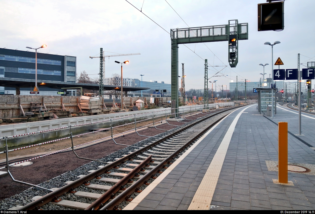 Die neue Westseite in Halle(Saale)Hbf: ein Rundgang (Bild 41)
***
Am ersten Adventssonntag wurden im Knoten Halle (Saale) die Bahnsteige 4/5 und 6/7 samt neuem Sanitärbereich und denkmalgerecht rekonstruierten Arkaden feierlich wiedereröffnet. In einer kleinen virtuellen Führung möchte ich Euch die modernisierten Anlagen vorstellen.

Auch in nördlicher Richtung blicken wir von Gleis 4 noch einmal hinüber zur Baustelle auf den Gleisen 1 bis 3 (ehem. 1a, 1 und 2). Bis zum 28.11. fuhren auf den Gleisen 1 und 2 noch Züge. Gleis 3 ist bereits seit zwei Jahren gesperrt und erhielt schon eine neue Bahnsteigkante. Ein Teil der auf dem Bahnsteig 2/3 befindlichen Trennwand wurde während der letzten Tage abgetragen, damit die Bauarbeiten am morgigen 2.12. in vollem Umfang starten können.
Interessant anzumerken ist, dass die in Bautzen ansässige Hentschke Bau GmbH den Umbau der Westseite samt Arkaden realisiert, während die Ostseite von Jaeger Bernburg (Jaeger Ausbau Beteiligung GmbH + Co KG) modernisiert wurde.

[1.12.2019 | 16:11 Uhr]