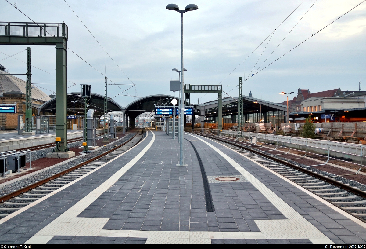 Die neue Westseite in Halle(Saale)Hbf: ein Rundgang (Bild 42)
***
Am ersten Adventssonntag wurden im Knoten Halle (Saale) die Bahnsteige 4/5 und 6/7 samt neuem Sanitärbereich und denkmalgerecht rekonstruierten Arkaden feierlich wiedereröffnet. In einer kleinen virtuellen Führung möchte ich Euch die modernisierten Anlagen vorstellen.

Vom nördlichen Ende des Bahnsteigs 4/5 aus hat man einen Gesamtüberblick der beiden neu eröffneten Bahnsteige.
Im rechten Bildteil schließt sich die noch bis Februar 2021 verbleibende Baustelle auf den Gleisen 1 bis 3 (ehem. 1a, 1 und 2) an. Da ebenso die Gleisbettträger sowie der Rest der Personenunterführung komplett erneuert werden, ist der Zugang Ernst-Kamieth-Straße von/zu den Gleisen noch gesperrt, sodass Fahrgäste weiterhin einen kleinen Umweg in Kauf nehmen müssen.

[1.12.2019 | 16:14 Uhr]