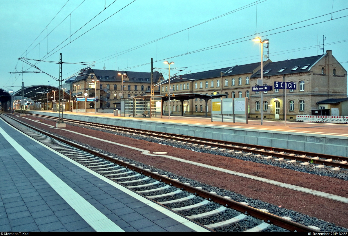 Die neue Westseite in Halle(Saale)Hbf: ein Rundgang (Bild 46)
***
Mit diesem Bild, das den Bahnsteig 6/7 vor der Dienststelle der Bundespolizei bei einsetzender Dunkelheit zeigt, beende ich meine Tour über die modernisierten Anlagen der Westseite. Ich hoffe, Ihr konntet ein paar Eindrücke mitnehmen.

Sobald sich wieder zeigenswerte Neuigkeiten im Baugeschehen ergeben, werde ich davon berichten.

[1.12.2019 | 16:22 Uhr]