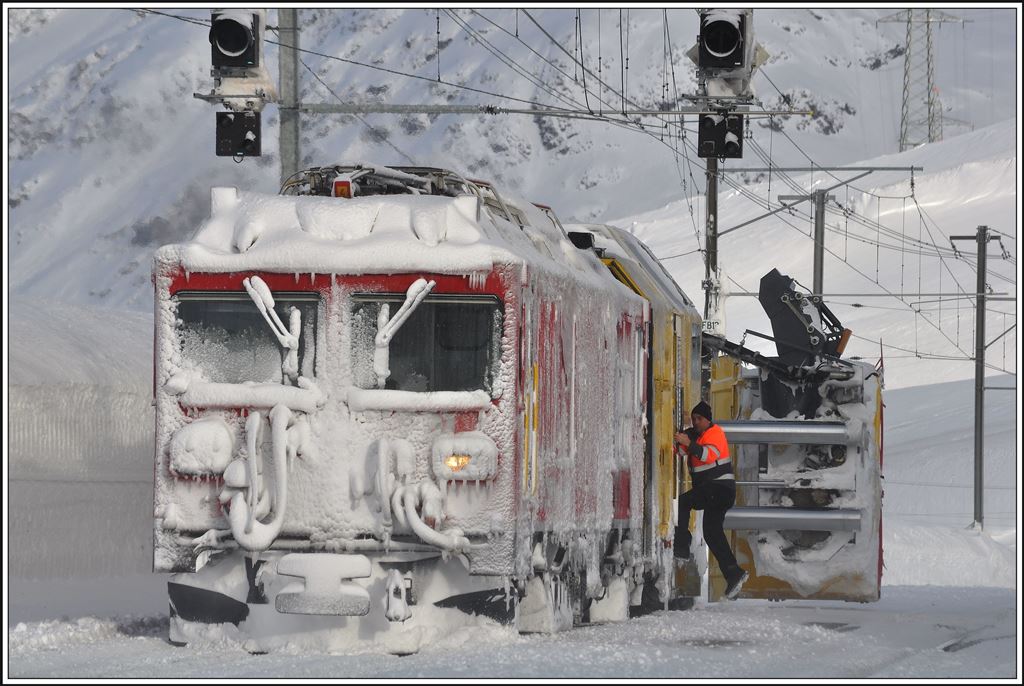 Die neue Zaugg Fräse Xrot mt 95404 kann den Fräskopf seitlich ausfahren und das beidseitig auf eine maximale Räumbreite von 6m. (22.02.2014)