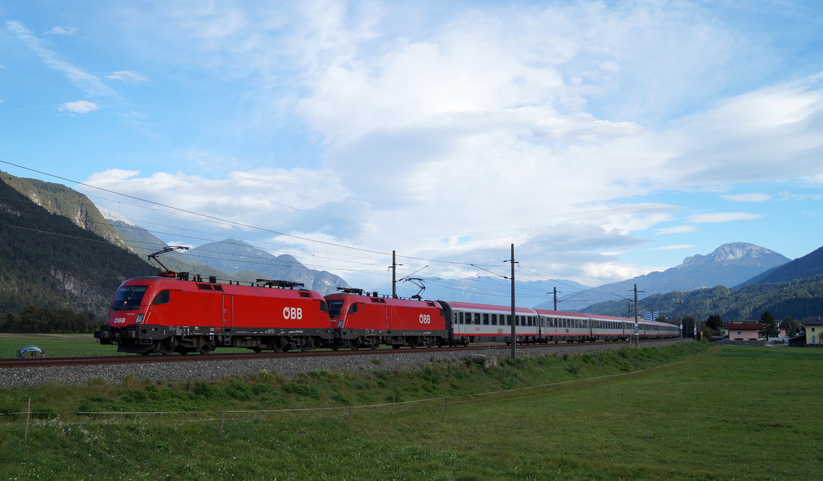 Die in neuem Lack erstrahlenden Triebfahrzeuge 1116 115 und 1016 032 mit dem EC 164  Transalpin  (Graz Hbf - Zürich HB) bei Flaurling, 06.10.2018.