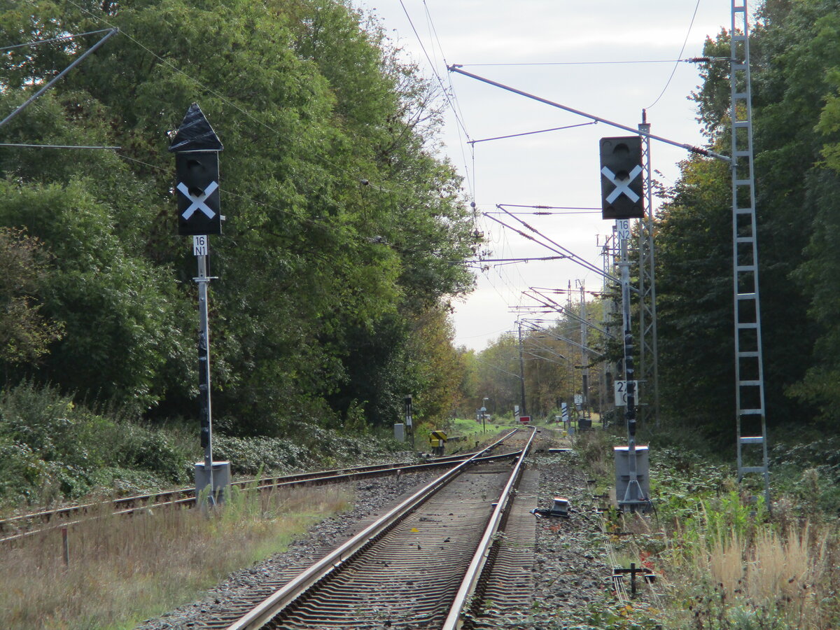Die neuen Ausfahrsignale N1 und N2,in Lancken,in Richtung Sassnitz,lassen sich vom Bahnübergang Dorfstraße ausfotografieren.Aufgenommen vom beschriebenen Übergang am 18.Oktober 2021.