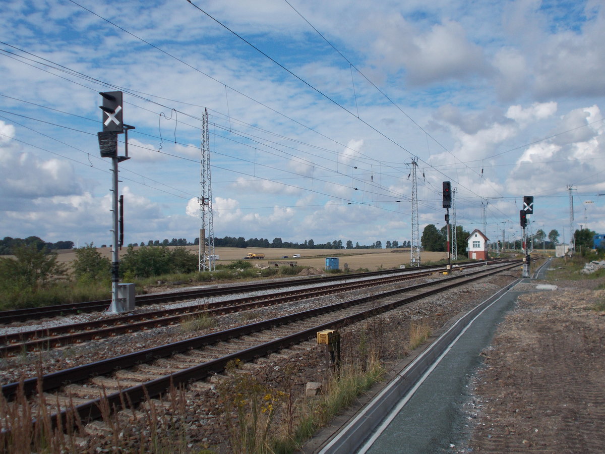 Die neuen Ausfahrsignale,noch nicht an das Est Altefähr angeschlossen,von Samtens Richtung Stralsund am 02.August 2016.