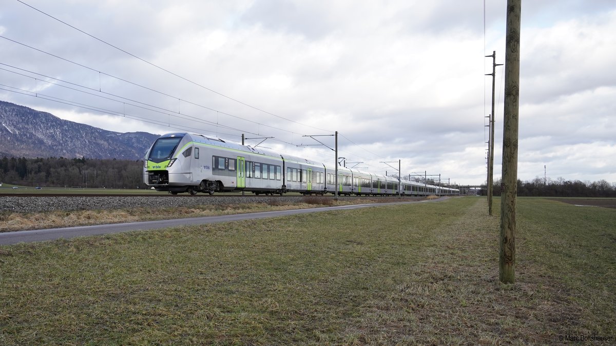 Die neuen BLS-Flirts sind momentan auf Zulassungsfahrten. Unteranderem waren Vierfachtraktionen auf dem Programm. Zusammen sind die 528 103, 528 101, 528 104, 528 105 420 m lang. Hier zwischen Selzach und Bettlach. Bettlach, 23.01.2021