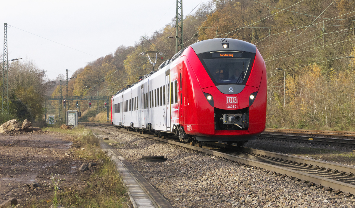 Die Neuen von DB Regio Mitte. 1440 001 war am 22.11.2019 auf Presse Sonderfahrt zwischen Saarbrücken und Merzig unterwegs. Die saarländische Verkehrsministerin Anke Rehlinger und die geladenen Gäste wurden sogar im Zug von einem Party-Service verwöhnt.
Auf dem Rückweg aus Merzig nach Saarbrücken wurde der Triebwagen in Luisenthal Saar abgelichtet. 22.11.2019