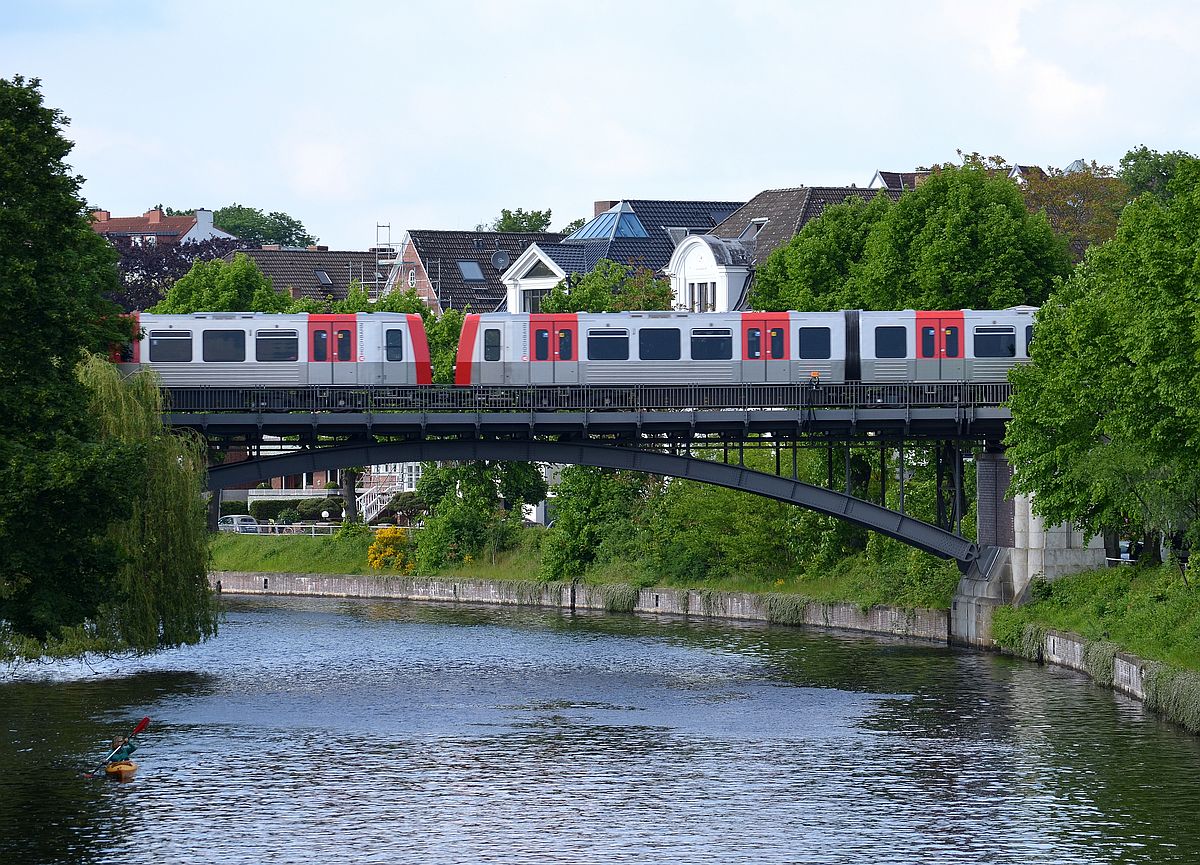 Die neuen DT5-Triebwagen der Hamburger Hochbahn waren an diesem Freitagnachmittag zahlreich unterwegs. Hier ein Zug auf der Brücke über dem Alsterlauf an der Straße Leinpfad in HH-Winterhude. 16.5.2014 