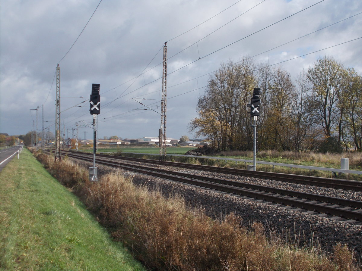 Die Neuen Einfahrsignale von Samtens werden nicht wie gedacht an das Estw Altefähr angeschlossen,sondern kommen an das Neue Estw Samtens.Aufnahme vom 29.Oktober 2016.