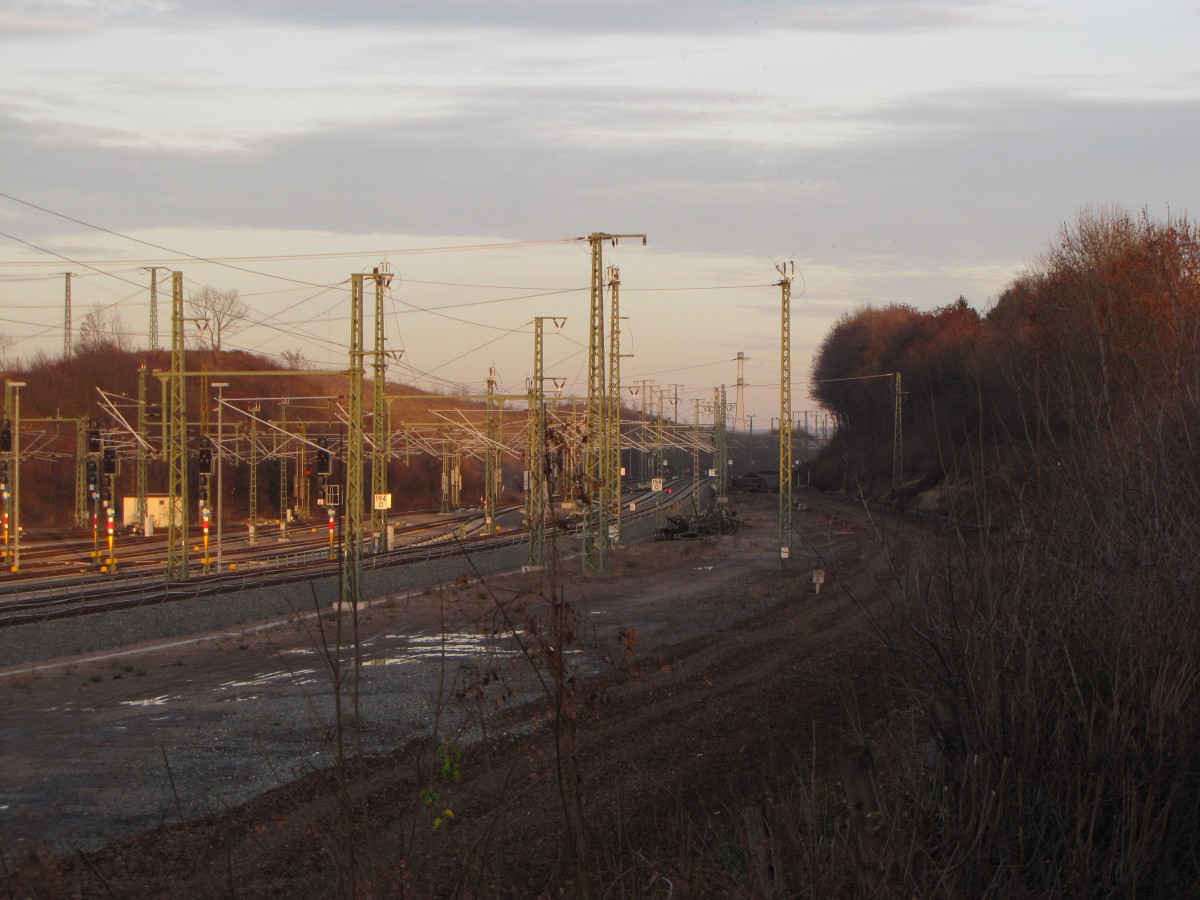 Die neuen Gleise und das frühere Gleisbett der KSB 580 mit Blick in Richtung Weimar, am 19.12.2015 am DB Werk Erfurt.