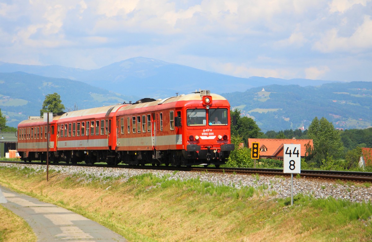 Die neuen  Hektometer -Tafeln  sehen zwar nicht Schlecht aus sind aber alles andere als Fotogen. Dietmansdorf am 27.05.2014.

