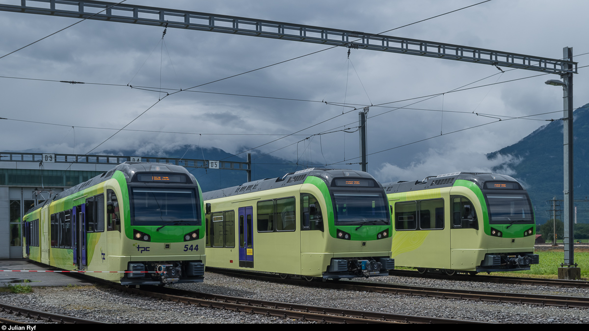 Die neuen Stadler-Züge werden in Zukunft den gesamten Verkehr auf der AOMC abwickeln. Am 19. Juni 2016 präsentieren sich drei dieser Züge vor dem Depot in Aigle.
