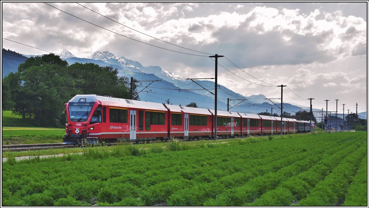 Die neuen Steuerwagen bei den Alvra-Zügen kommen in Fahrt. Hier führt Ait 57802 den IR1152 nach Chur bei Felsberg. (07.06.2019)