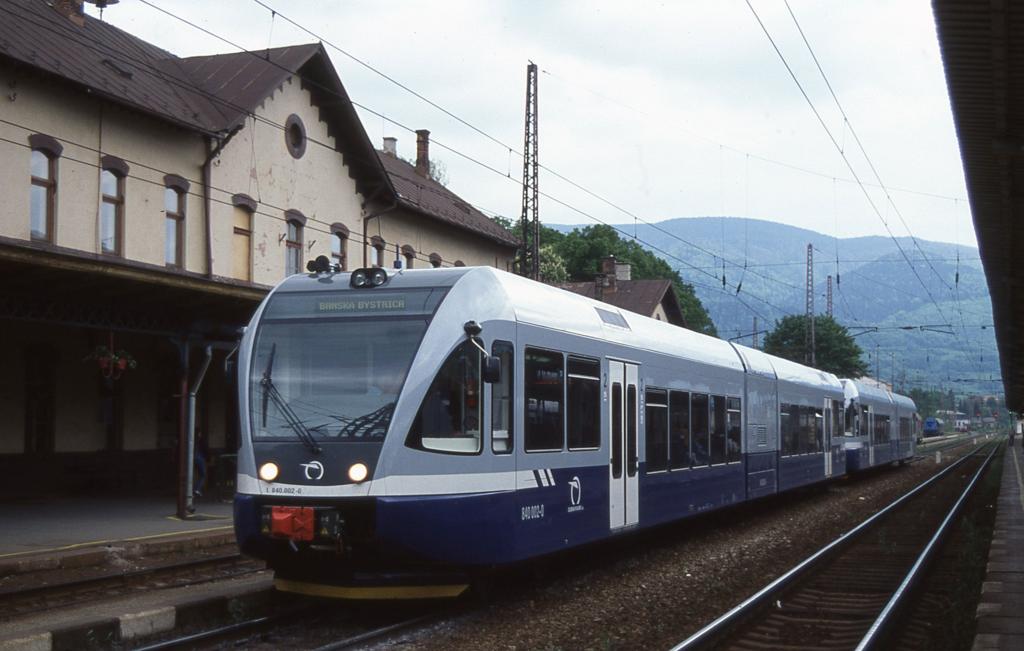 Die neuen Triebwagen sind da. Am 18.5.2004 fuhr 840002 um 17.38 Uhr von
Vrutky nach Banska Bystrica.