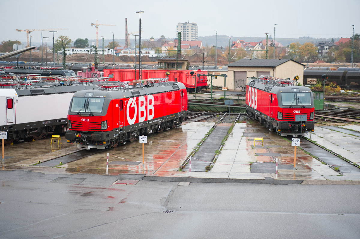 Die neuen Vectron Lokomotiven kann man vor der Auslieferung in Regensburg im alten Betriebswerk beobachten. Am 27.10.2018 konnte dort 1293 025 und 1293 026 vor ihrer Auslieferung an die ÖBB festgehalten werden.