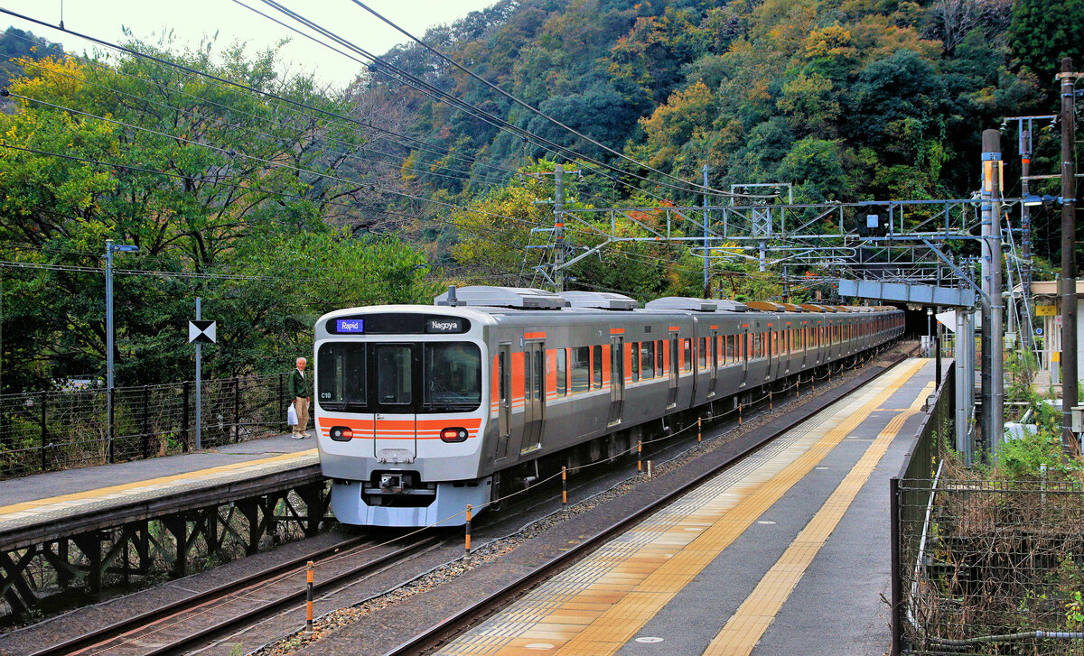 Die neuen Vororts- und Regionalzüge Serie 315 von JR Tôkai (JR Central): Zug 315-10 in der Kokokei-Schlucht, westlich von Nagoya. 6.November 2023 