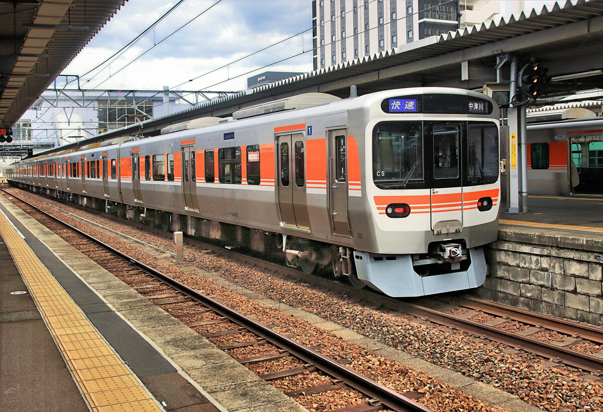 Die neuen Vororts- und Regionalzüge Serie 315 von JR Tôkai (JR Central): Als Nachfolger der grossen Serie 313 für den Lokalverkehr aus den Jahren 1999-2015 entwickelte JR Tôkai nun die neuen, 130 km/h schnellen Züge Serie 315. Seit 2021 sind 23 8-Wagenzüge und 42 4-Wagenzüge im Bau. Sie werden zur Zeit auf den von der Stadt Nagoya ausgehenden Strecken eingesetzt. Im Bild steht Zug Serie 315 Nr.5 im Bahnhof Tajimi, 6.November 2023 