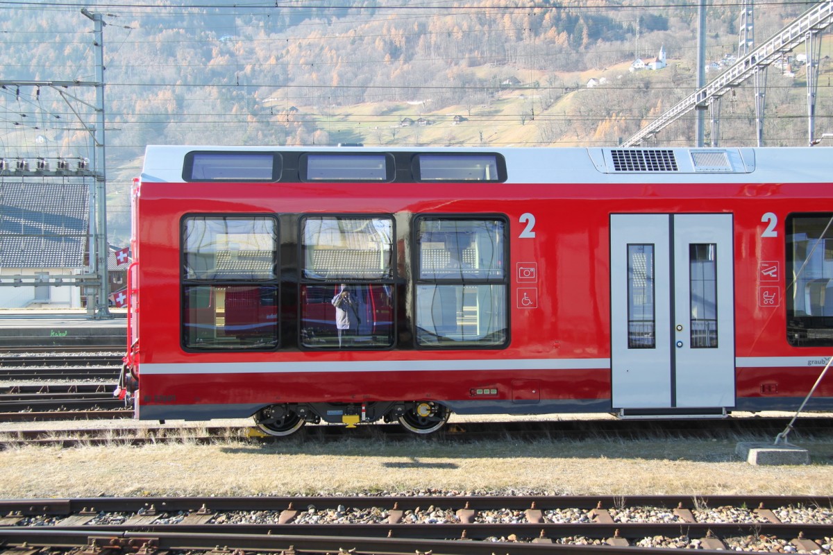 Die neuen Wagen für den Gliederzug der RhB sind in Landquart eingetroffen.Die Lok bespannten Züge sollen auf der Albulabahn eingesetzt werden.Ein Wagen besitzt ein spezielles Abteil für Fotografen und Filmer.08.12.15