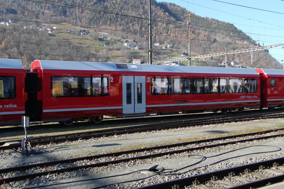 Die neuen Wagen für den Gliederzug der RhB sind in Landquart eingetroffen.Die Lok bespannten Züge sollen auf der Albulabahn eingesetzt werden.08.12.15