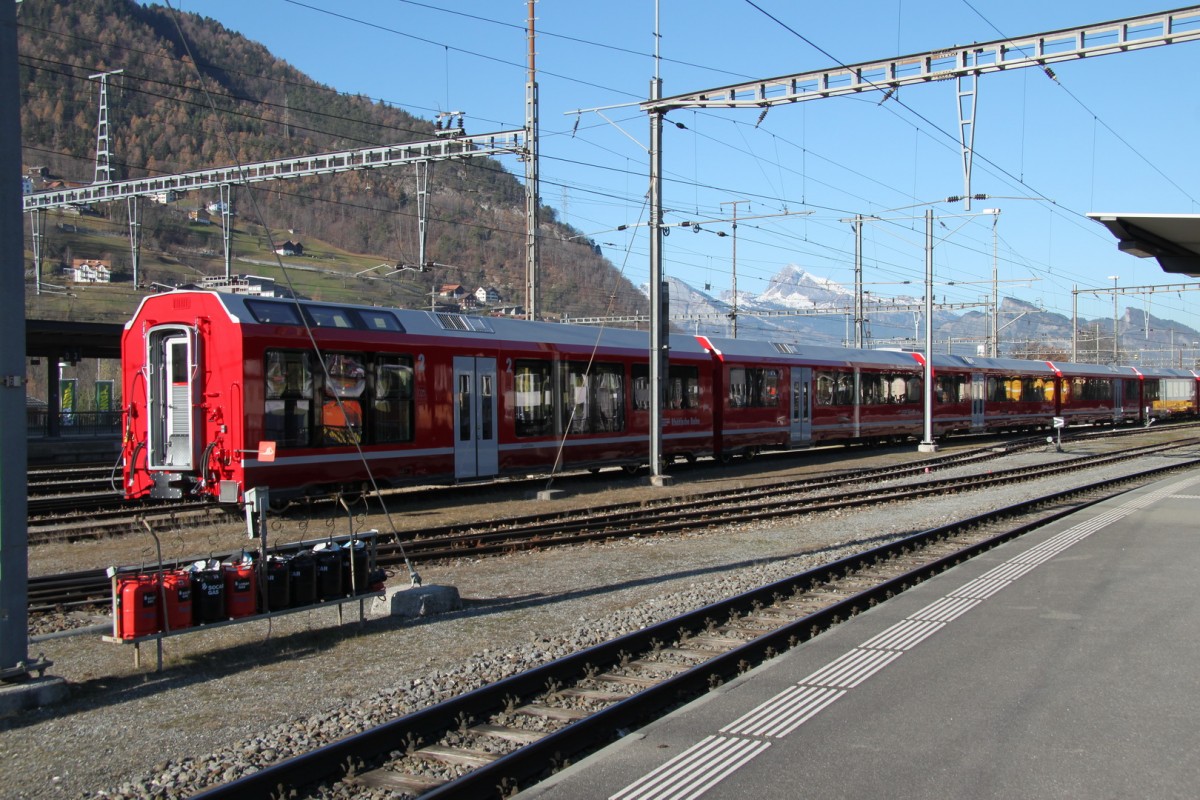 Die neuen Wagen für den Gliederzug der RhB sind in Landquart eingetroffen.Die Lok bespannten Züge sollen auf der Albulabahn eingesetzt werden.Ein Wagen besitzt ein spezielles Abteil für Fotografen und Filmer.08.12.15