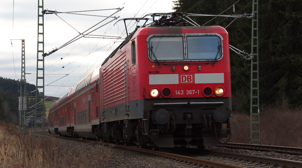 Die neuen Z�ge, auch im bayerischen Vogtland. Am 30.12.2013 waren wir zwischen Hof-Unterkotzau und Feilitzsch im bayerischen Vogtland unterwegs. Unser Spaziergang f�hrte uns vom B� an der B2 entlang der Bahnstrecke 6362 Leipzig - Hof. Nach etwa 1 Kilometer erreicht man den (ehemaligen )Werksanschlu� der Firma Viessmann, der aber w�hrend der Modernisierung nicht zur�ck gebaut wurde. 143 367 hat vor wenigen Minuten mit dem RE Hof - Dresden den Hauptbahnhof von Hof verlassen. Der n�chste Planhalt wird nach ca. 40 Km im oberen Bahnhof von Plauen in Sachsen sein.