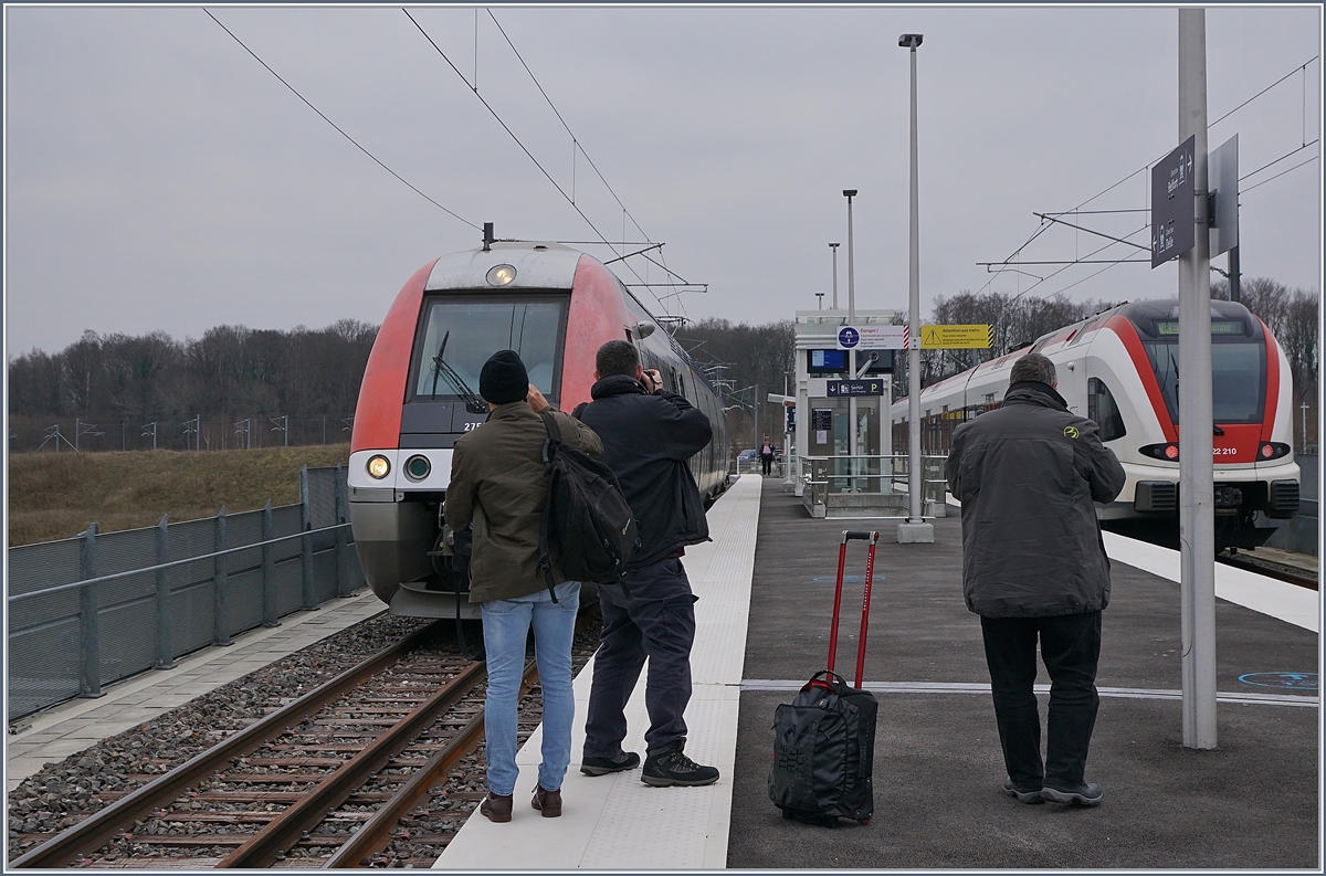 Die Neueröffnung der Strecke Delle - Belfort scheint allgemein, und im Besonderen bei den Fotografen gut anzukommen...
Meroux TGV, den 15. Dez. 2018