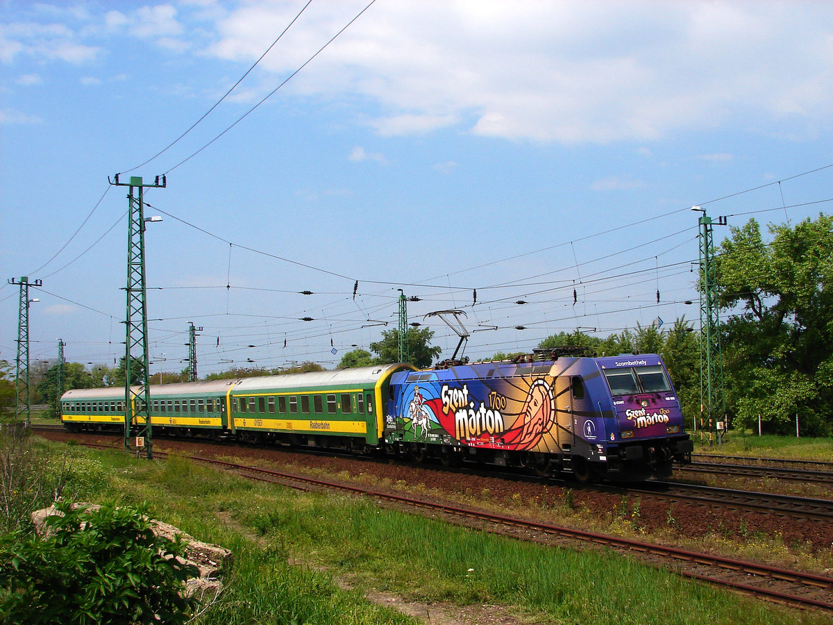 Die neueste Denklok von MÁV-Start: Szent Márton. 480 006 mit dem IC947 bei der Einfahrt in Komárom. 05.05.2016.