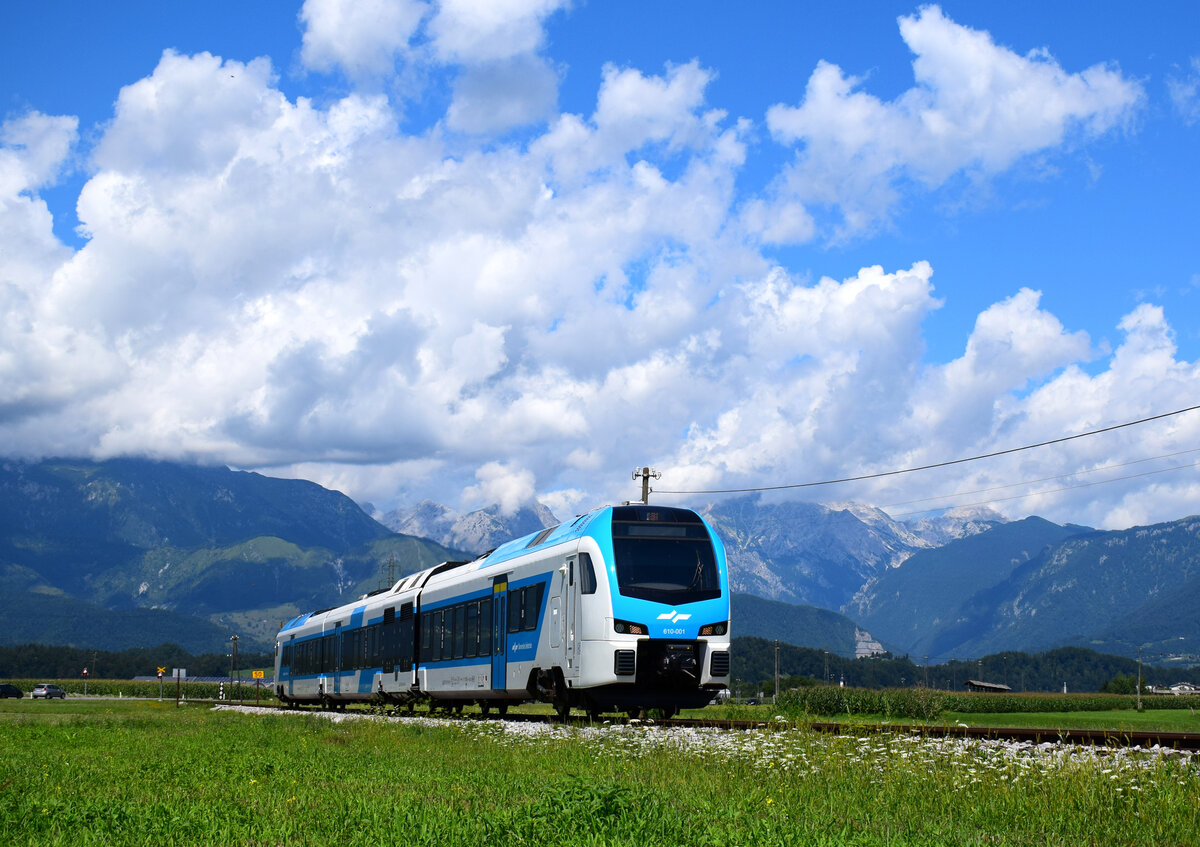 Die neueste Fahrzeuggeneration (Stadler Flirt) von Slovenske Železnice ist im Einsatz in Slowenien: Die 610 001 ist auf dem Weg nach Ljubljana kurz nach Šmarca.
06.08.2021.