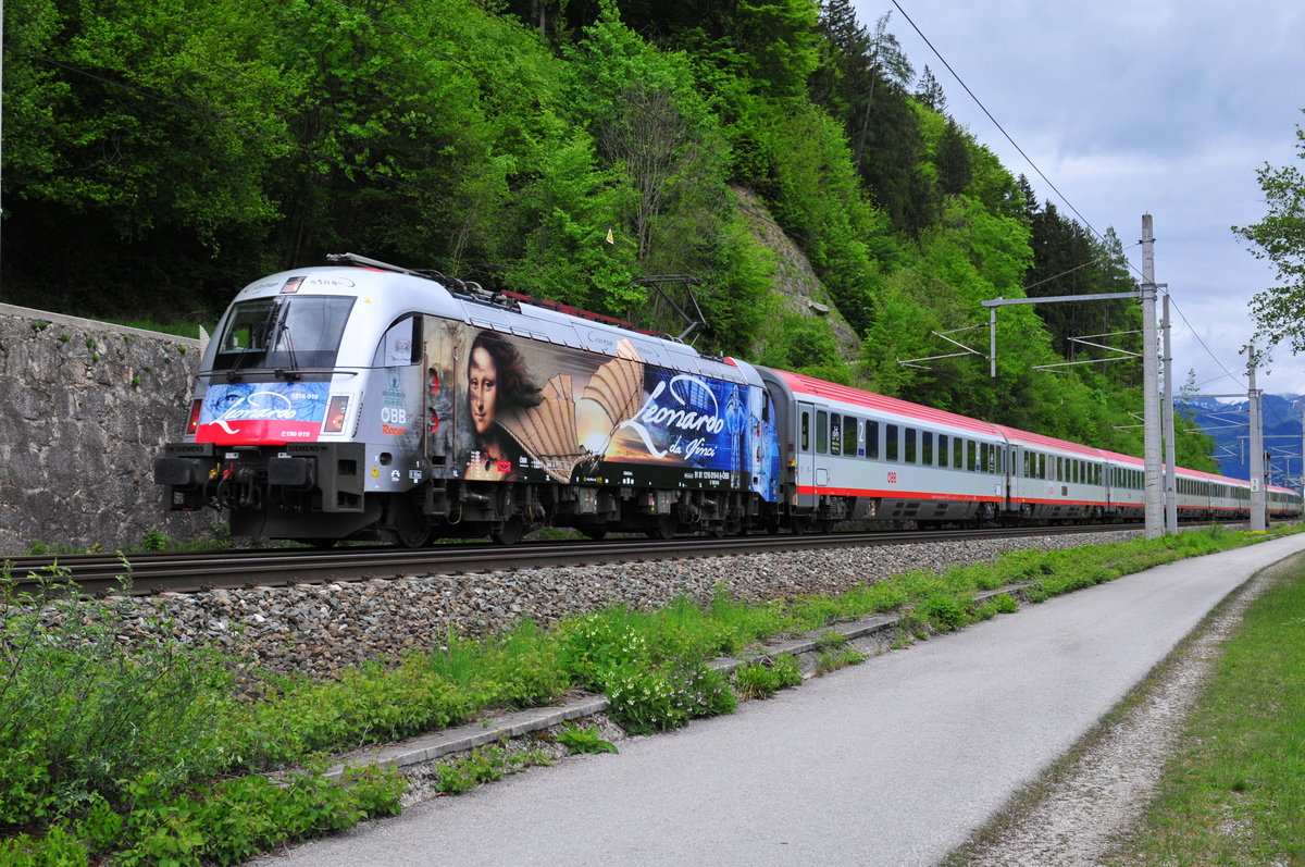 Die neueste ÖBB Lokomotive in Sonderbeklebung, die 1216 019  Leonardo da Vinci  am 11.05.19 kurz vor der Einfahrt in den Bahnhof Kufstein.