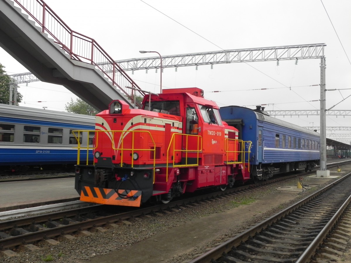 Die neueste Rangierlok in Weißrussland ist die Baureihe  TM33 . Hier rangiert TM33 019 einen Waggon in Gomel. 28.05.2015 gegen 12:30 Uhr. 