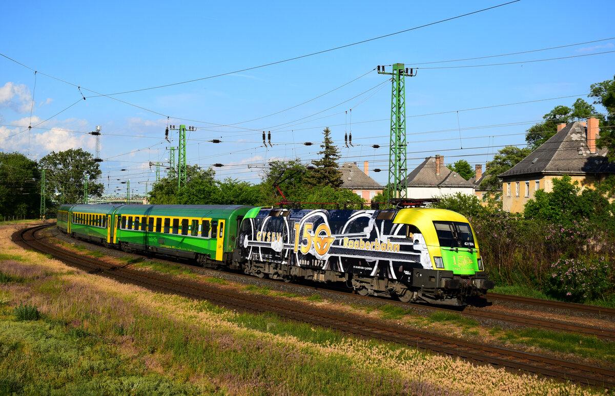 Die neueste Werbelok von GySEV, die 470 504  150 Jahre GySEV - Raaberbahn  mit dem IC 946 von Budapest nach Sopron kurz nach Komárom.