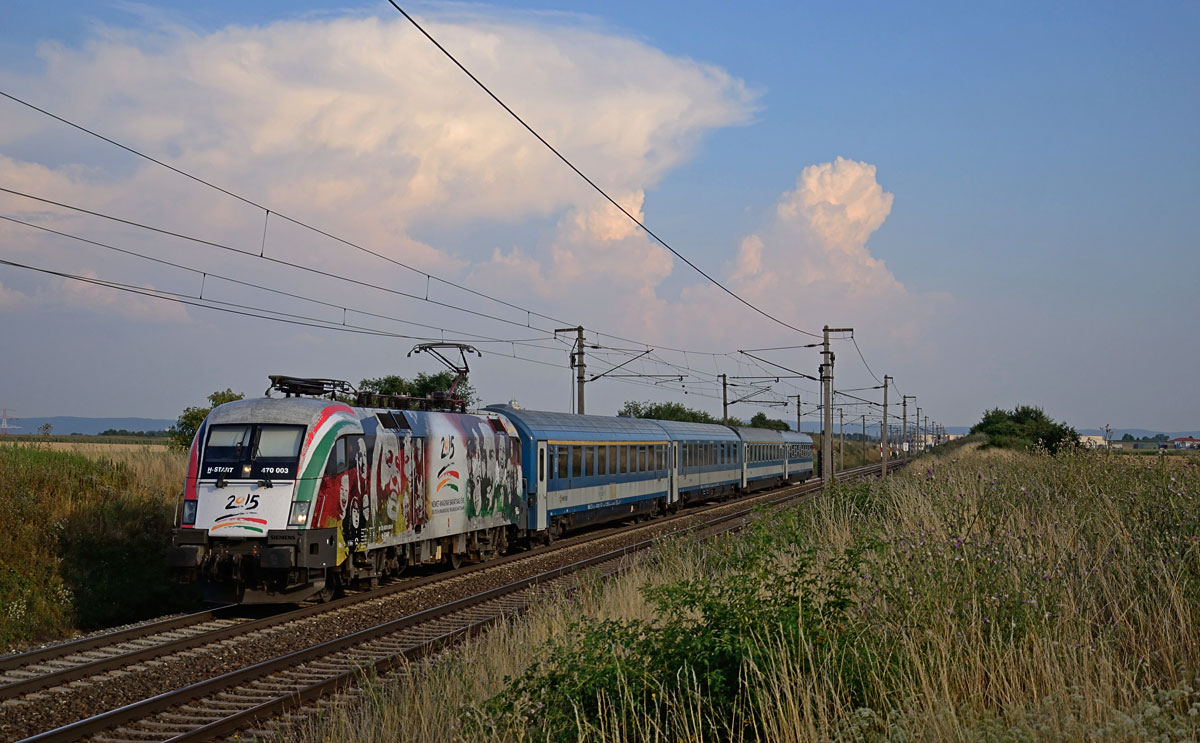 Die neueste Werbelok der MÁV die 470 003  25 Jahre  Deutsch - Ungarische Freundschaft   wurde nun acuh mal erwsicht, 

Hier mit EC 344  Avala  von Belgrad nach Wien Westbahnhof im Gramatneusdel. (24.07.2015) 