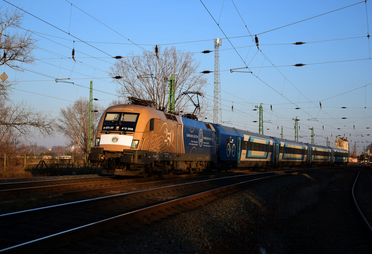 Die neueste Werbelok von MÁV Start  250 Jahre Semmelweis Universität  mit einem IC Zug auf dem Weg von Budapest nach Győr, bei Komárom.  12.01.2020.