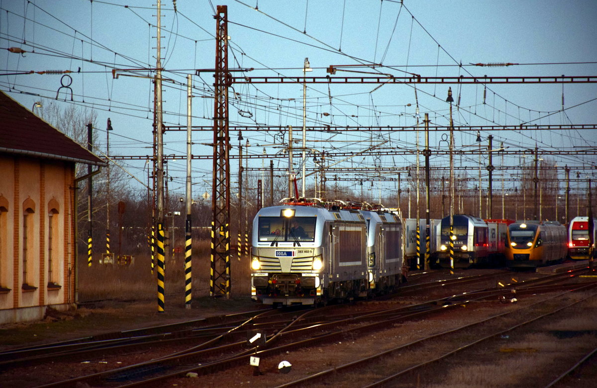 Die neuesten Fahrzeuge von Metrans (Siemens Vectron 383 402 + 383 401) mit einem Maersk Containerzug in Richtung Ungarn durch Bahnhof Komárno am 05.01.2020. Diese Loks waren zum ersten Mal in slowakisch-ungarische Grenzstadt.
Komárno (Sk), 05.01.2020.