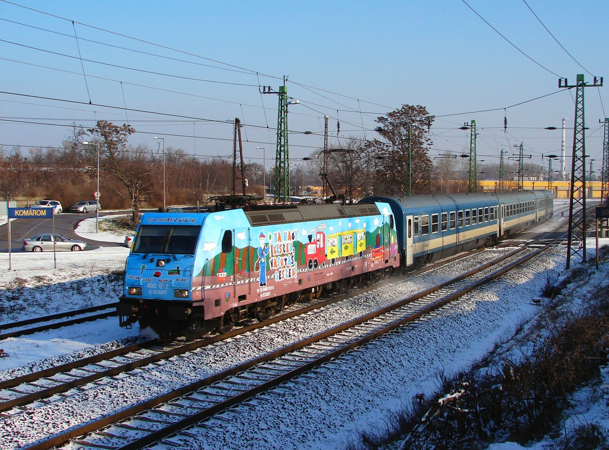 Die neuesten Werbelok von MÁV-Start ist 480 012. Die Lokomotive ist mit Kinderzeichnungen dekoriert. 
Komárom - 21.01.2016. IC 932