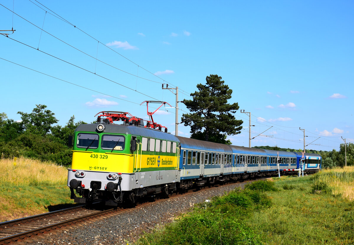 Die neulackierte GySEV 430 329 (ex. V43 329) mit einem Intercity Zug auf der KBS 20 zwischen Öskü und Hajmáskér.
26.06.2021.