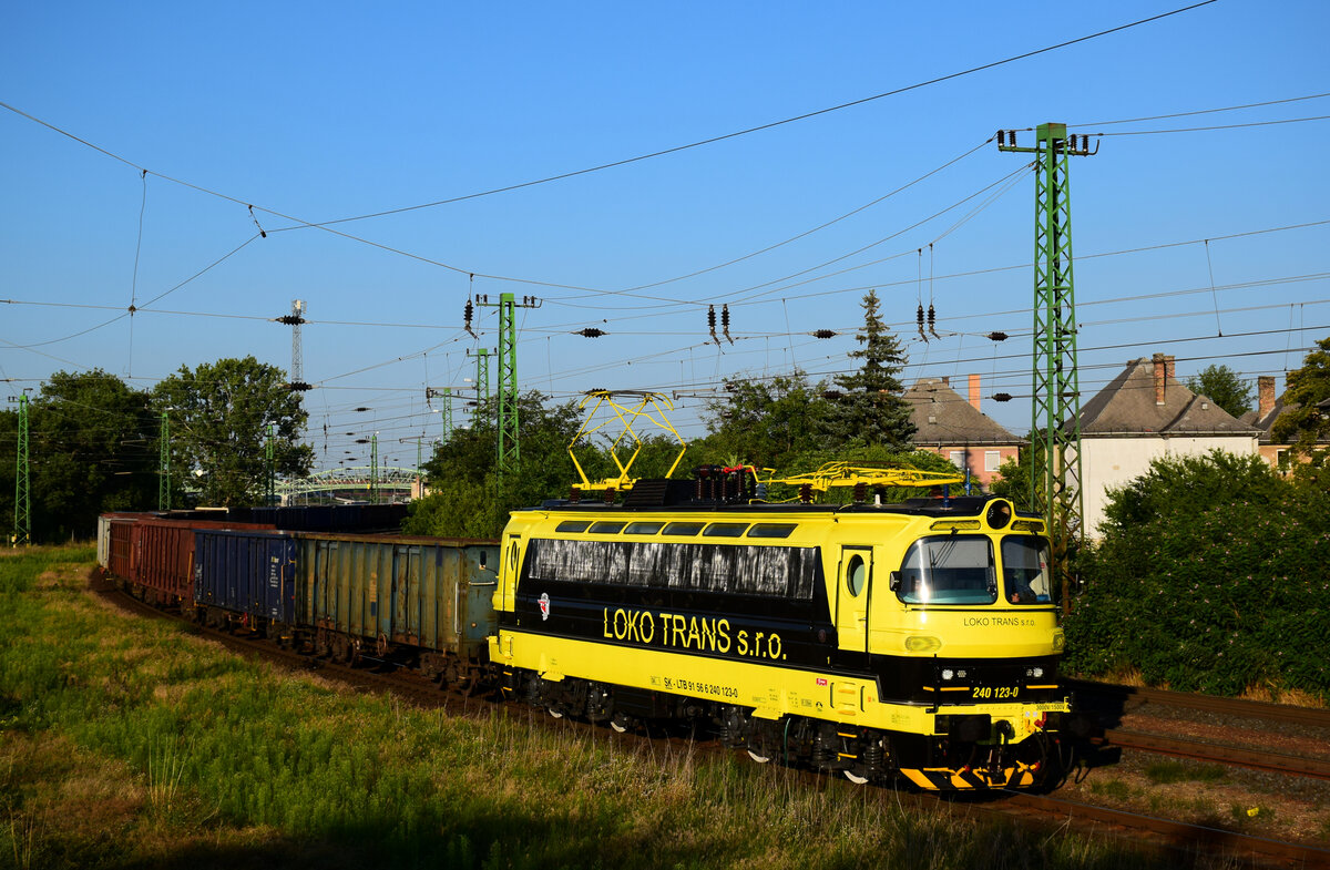 Die neulackierte Lokotrans 240 123 mit einem Güterzug bei der Ausfahrt von Bf. Komárom in Richtung nach der Slowakei.
29.07.2021. 