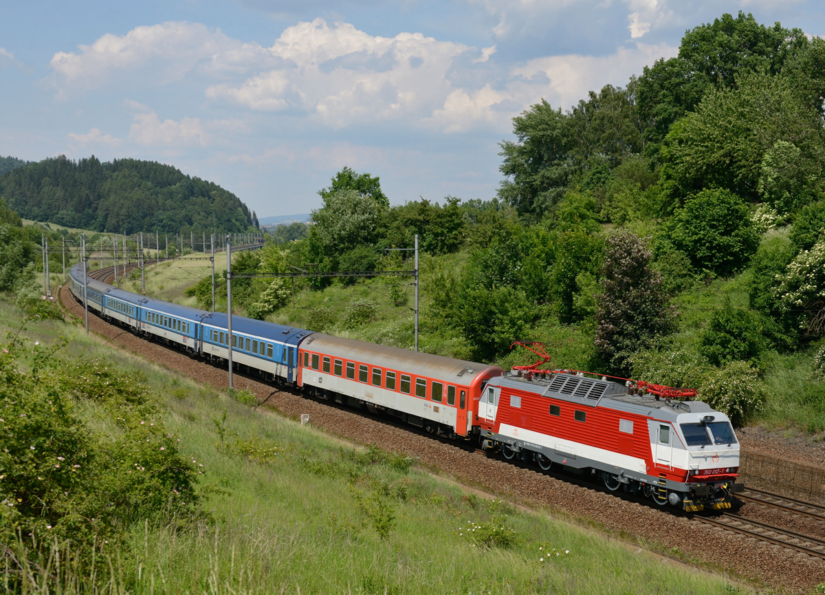 Die neulackierte ZSSK 350 012 bespannte am  27. Mai 2018 den EC  279  Metropolitan  von Praha hl.n nach Budapest-Nyugati und wurde von mir in Česká Třebová auf den Chip gebannt.