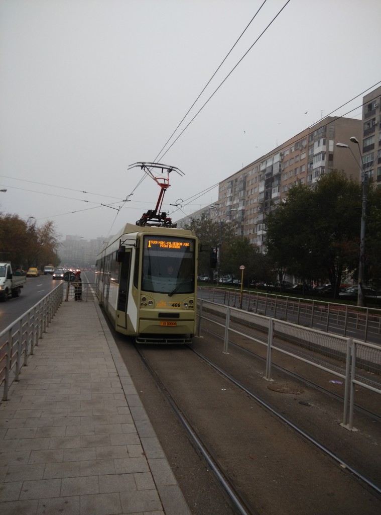 Die neuste und modernste Strassenbahn in Bukarest ist schon seit einigen Jahren in Betrieb. Dieses Exemplar der Linie 1 wurde am 07.11.2015 in der Nhe der Muncii Unterfhrung fotografiert.