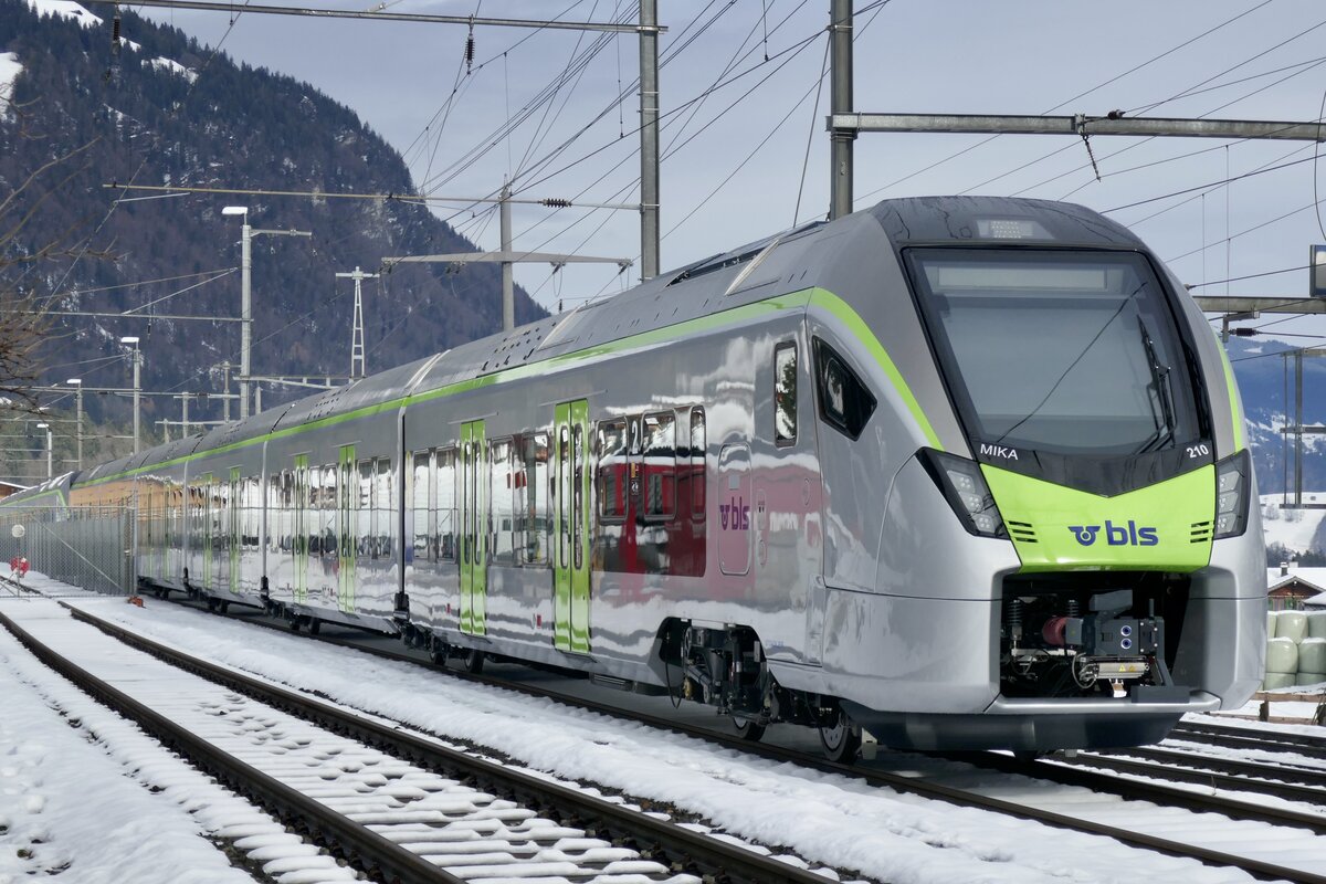 Die neuste S-Bahn MIKA RABe 528 210 (Übernahme 26.01.24) für die BLS am 9.12.23 bei Frutigen abgestellt.